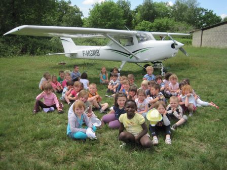 les_enfants_devant_l_avion.JPG